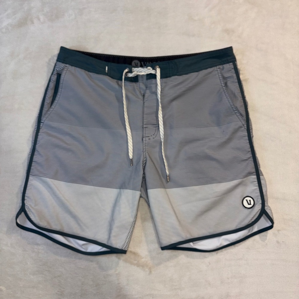 Vuori Cruise Boardshorts Mens 32 Charcoal Grey Striped Swim Trunks V314